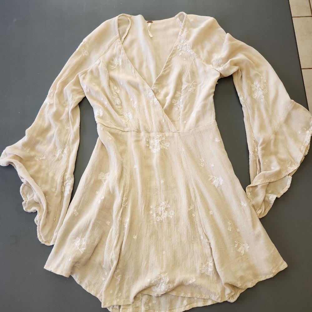 Free People Jasmine Floral Embroidered Kimono Dress Size 4 Beige Bell Sleeve